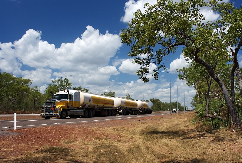 2009-11-06 22-00-39_3.jpg - Ein Road Train, manche haben sogar fünf (!!!) Anhänger.